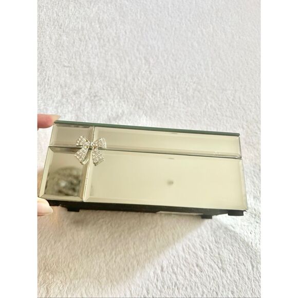 Tahari Glass jewelry box with rhinestone bow 8 1/4 x 4 1/2 x 3 3/4 inches - Picture 7 of 10